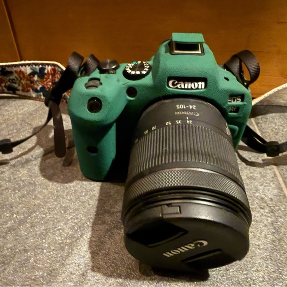 Canon EOS R6 Mark II Camera - Picture 2 of 9
